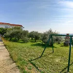 Fuer 5 Personen Mit Privatsphaere Apartmán Ražanac