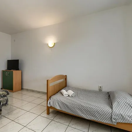 Διαμέρισμα Fuer 5 Personen Mit Privatsphaere
