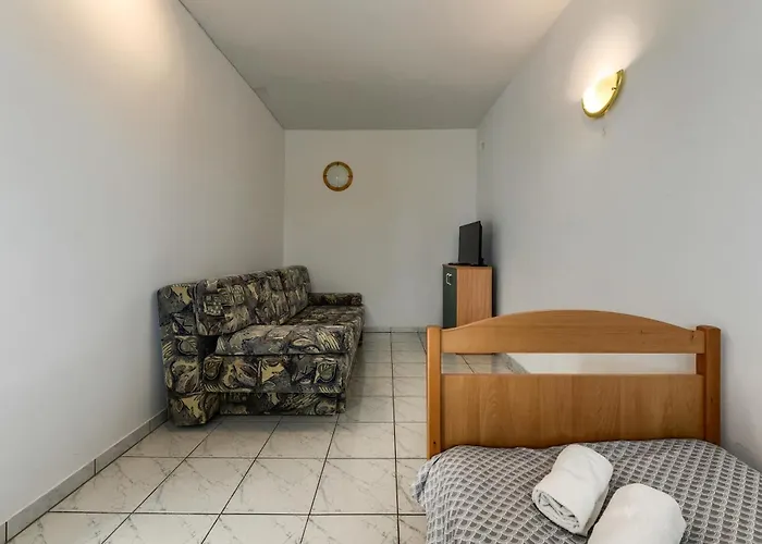Fuer 5 Personen Mit Privatsphaere * Ražanac