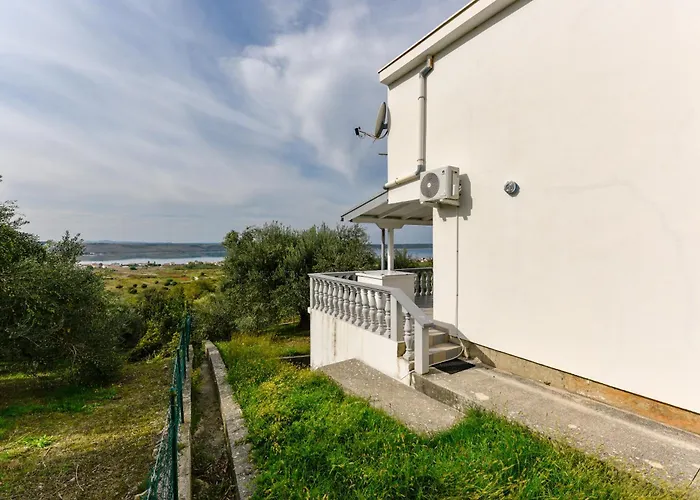 Fuer 5 Personen Mit Privatsphaere * Ražanac